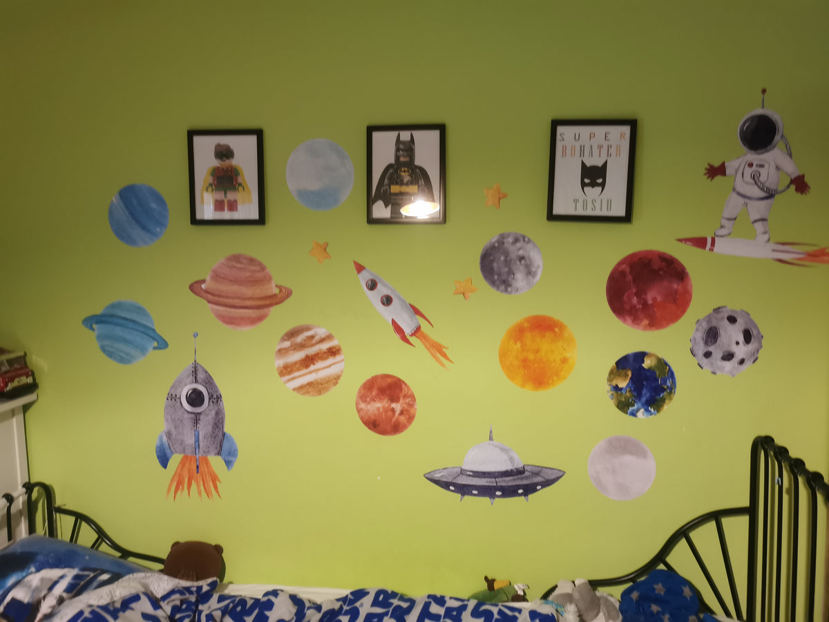 A little space explorer with IgiBee wall decals