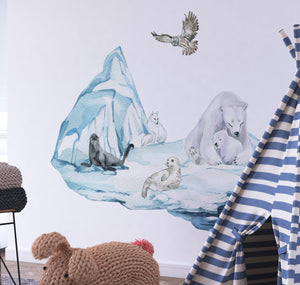 Eisbärenfamilie mit Robben auf dem Eisberg