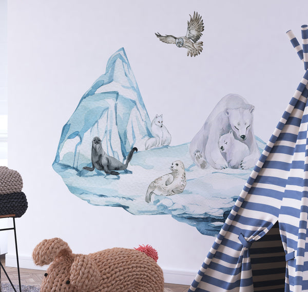 Eisbärenfamilie mit Robben auf dem Eisberg