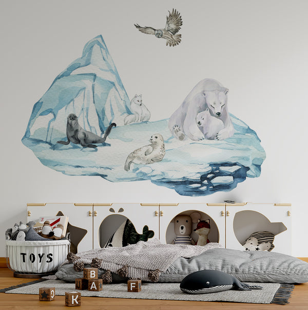 Eisbärenfamilie mit Robben auf dem Eisberg