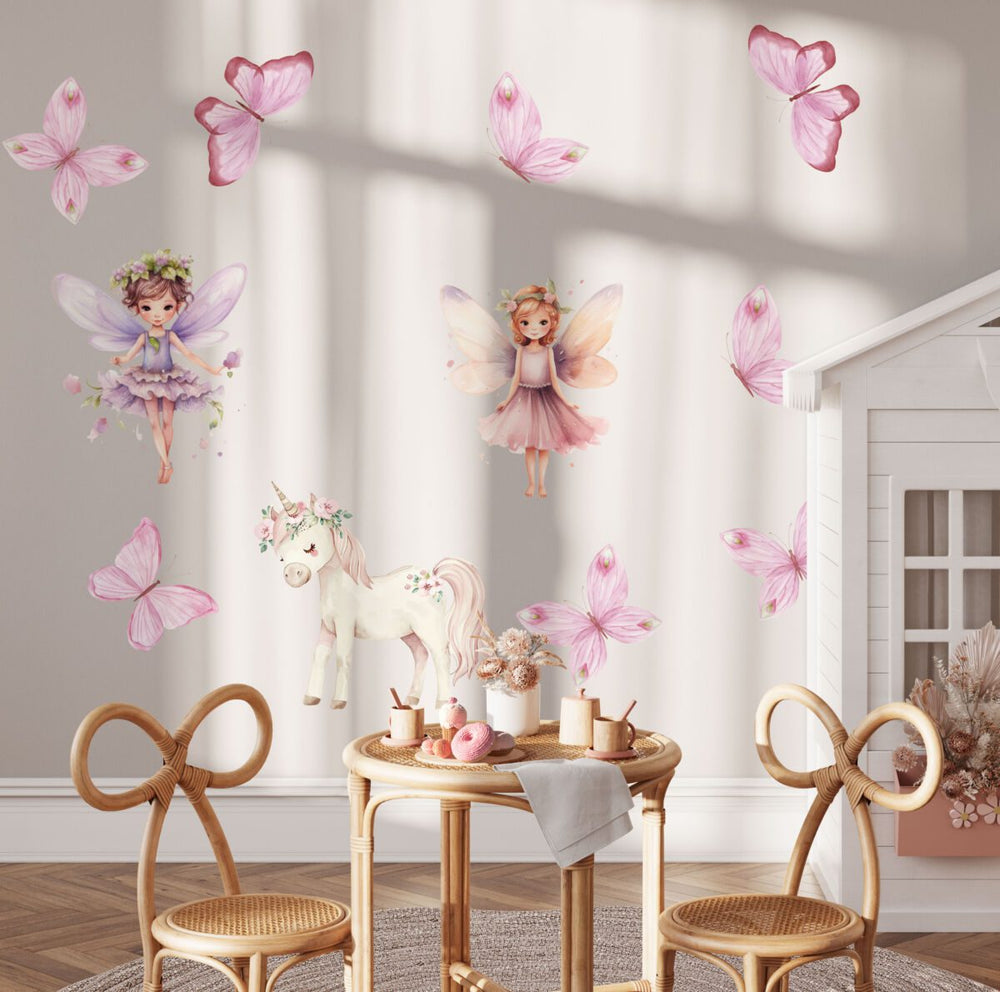Zwei Feen, ein weißes Einhorn und rosa Schmetterlinge Wandtattoo von Igibee